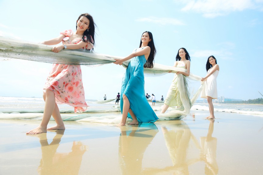 Thí sinh HHVN 2020 kéo lưới cùng ngư dân trên bãi biển Vũng Tàu-12