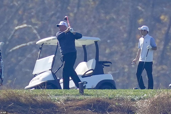 Ngày đầu tiên sau khi đắc cử: Tân Tổng thống Joe Biden đến thăm mộ con trai cả quá cố báo tin vui, ông Donald Trump lặng lẽ đi đánh golf một mình-7