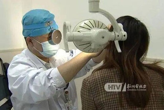 3 ngày liên tiếp thức cả đêm săn sale, cô gái 34 tuổi bỗng bị điếc, cảnh báo 5 hậu quả lớn nếu thường xuyên thức khuya