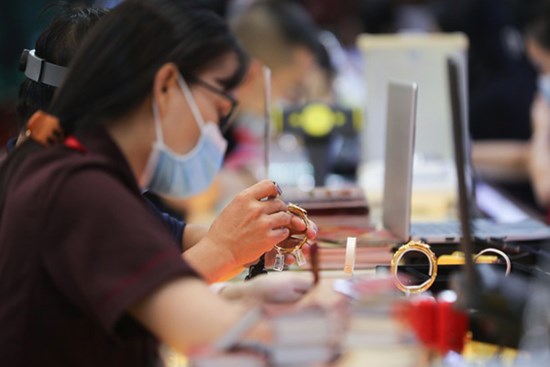 Giá vàng tăng vọt, lên 57 triệu đồng/lượng