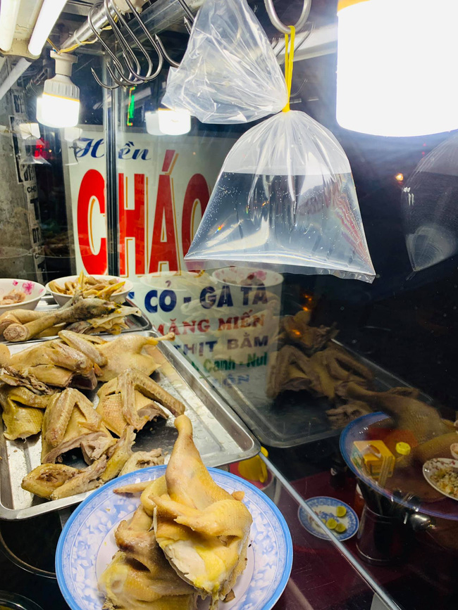 Nhiều hàng quán vẫn treo chiếc túi nilon đựng đầy nước lọc để đuổi ruồi, sự thật phía sau là gì?-1