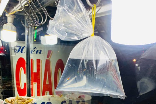 Nhiều hàng quán vẫn treo chiếc túi nilon đựng đầy nước lọc để đuổi ruồi, sự thật phía sau là gì?