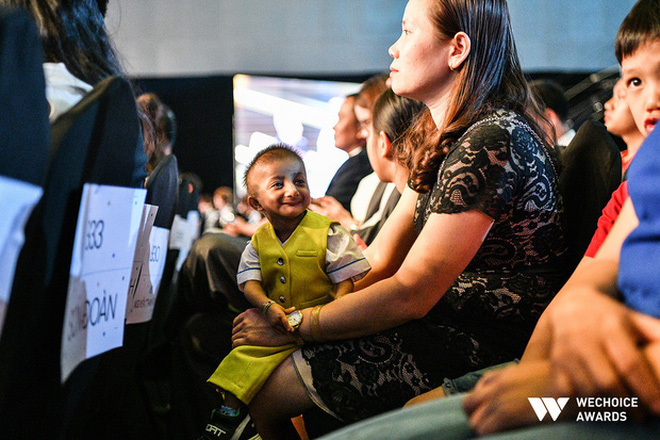 Những hình ảnh không thể nào quên về Đinh Văn Krể: Tạm biệt cậu bé tí hon với nụ cười luôn nở trên môi-10