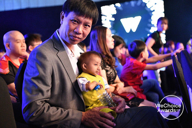 Những hình ảnh không thể nào quên về Đinh Văn Krể: Tạm biệt cậu bé tí hon với nụ cười luôn nở trên môi-11