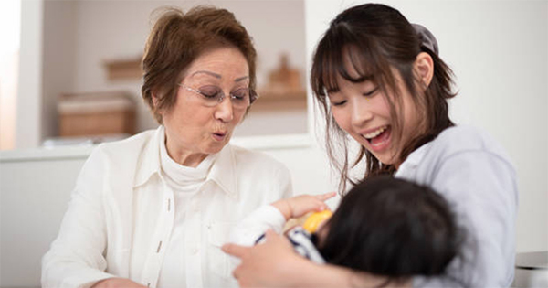 Mang quần áo cũ đi từ thiện thì phát hiện mớ giấy lộn trong đó, tôi hiểu vì sao nhà chồng tốt với mình đến thế-1