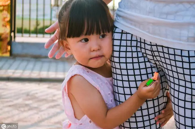 Đừng học theo mẹ, mẹ dốt lắm, tại sao không được nói xấu bạn đời trước mặt con cái?-3