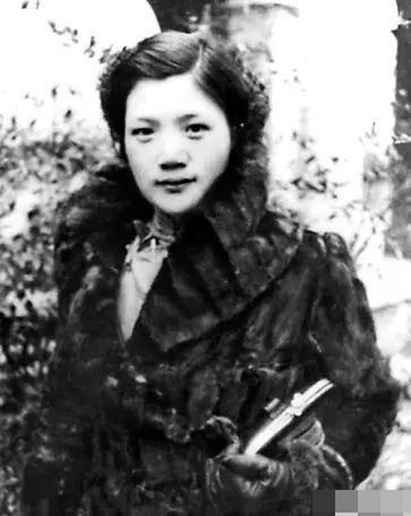 Người vợ bán máu để nuôi 6 đứa con riêng của chồng, 7 năm sau ngày bà mất, chiếc hộp được tìm thấy chứa bí mật khiến tất cả bật khóc-4