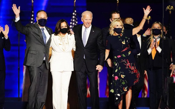 Khoảnh khắc người vợ tào khang xông ra che chắn bảo vệ ông Joe Biden khi bị người lạ tiếp cận gây sốt MXH và câu chuyện đằng sau-1