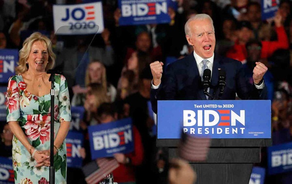 Khoảnh khắc người vợ tào khang xông ra che chắn bảo vệ ông Joe Biden khi bị người lạ tiếp cận gây sốt MXH và câu chuyện đằng sau-6