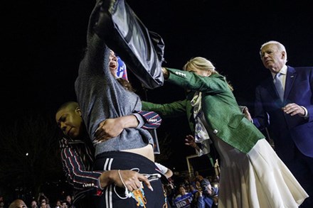 Khoảnh khắc người vợ tào khang xông ra che chắn bảo vệ ông Joe Biden khi bị người lạ tiếp cận 