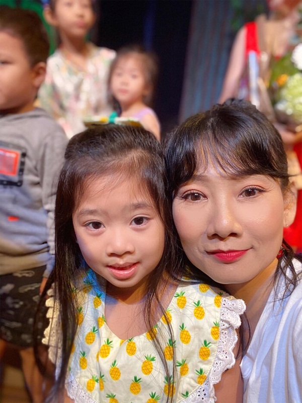 Con gái Mai Phương xinh xắn đi xem kịch, tiết lộ Mẹ con hát nè-1