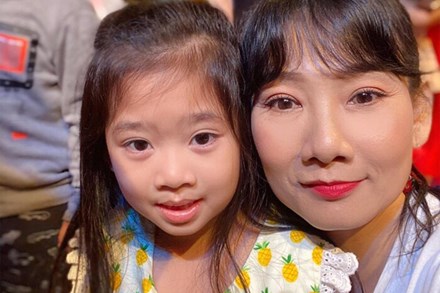Con gái Mai Phương xinh xắn đi xem kịch, tiết lộ 'Mẹ con hát nè'