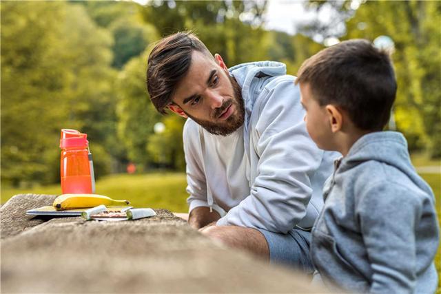 Kiểu bạo lực gia đình” mới đang âm thầm ăn mòn tuổi thơ của trẻ, đáng sợ hơn cả việc bị bố mẹ đánh đập hay mắng nhiếc-4