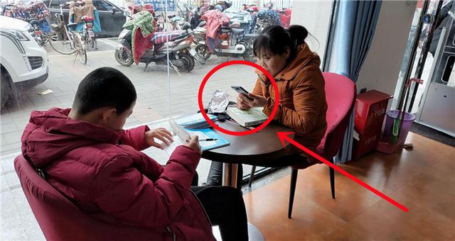 Kiểu bạo lực gia đình” mới đang âm thầm ăn mòn tuổi thơ của trẻ, đáng sợ hơn cả việc bị bố mẹ đánh đập hay mắng nhiếc-1