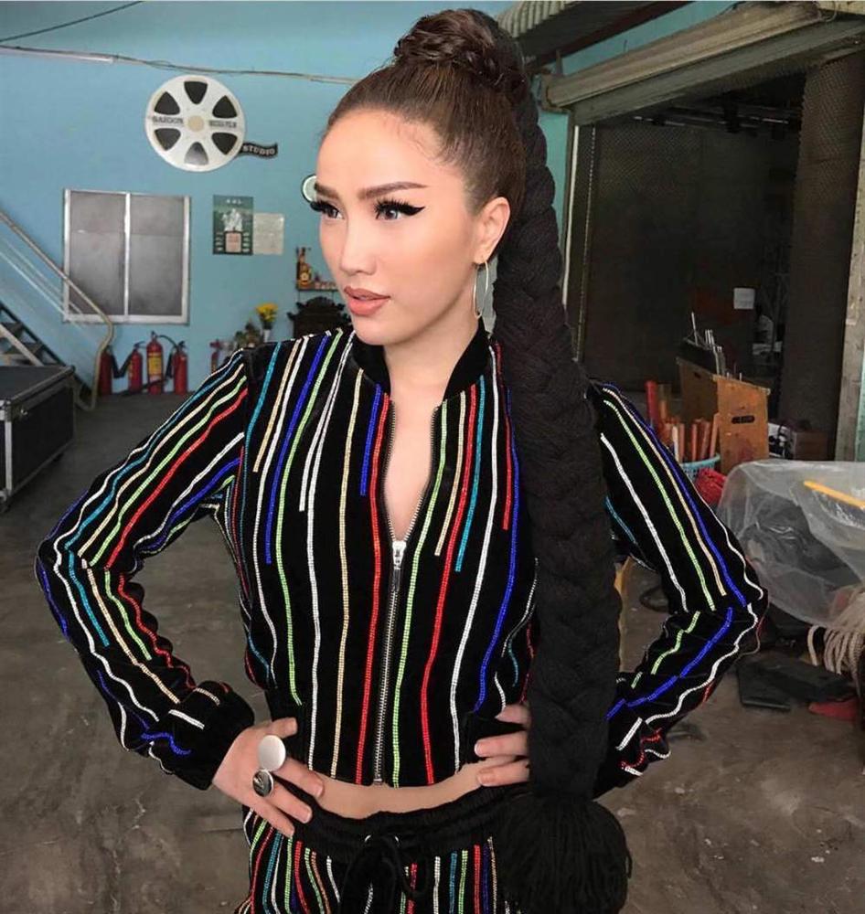 Những kiểu tóc chẳng biết bắt đầu và kết thúc ở đâu của sao Việt-9