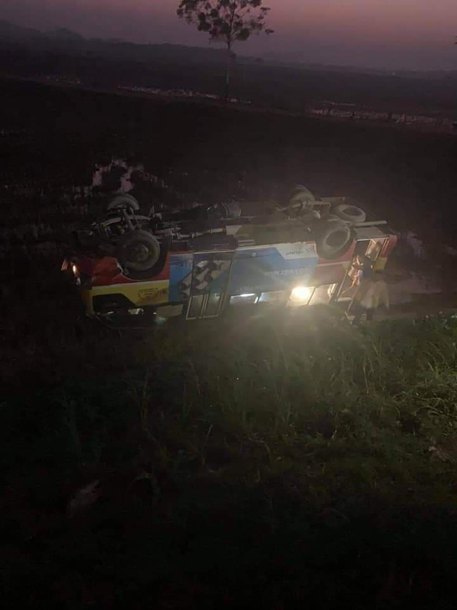 Xe buýt tông trúng trâu đang đi bộ qua đường rồi lật nhào xuống ruộng, gần chục hành khách hoảng loạn-1