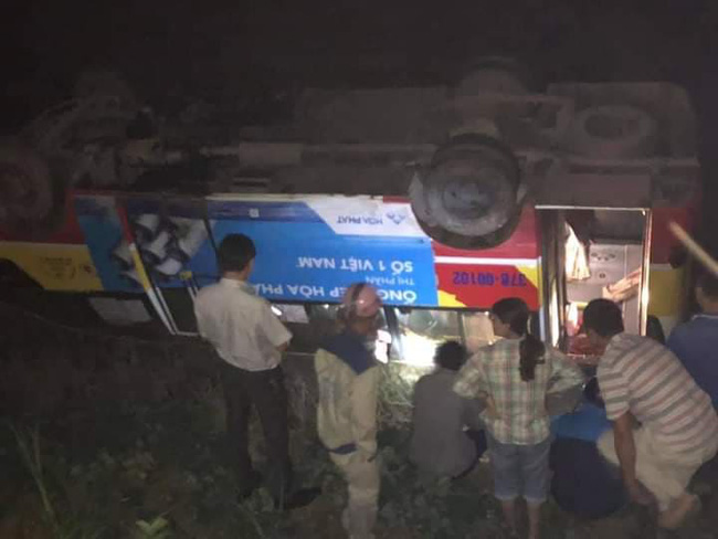 Xe buýt tông trúng trâu đang đi bộ qua đường rồi lật nhào xuống ruộng, gần chục hành khách hoảng loạn-3