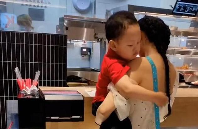 Bà mẹ ăn mặc hớ hênh khi đi mua đồ uống, hành động của con trai khiến ai cũng xuýt xoa khen ngợi-1