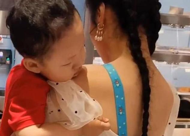 Bà mẹ ăn mặc hớ hênh khi đi mua đồ uống, hành động của con trai khiến ai cũng xuýt xoa khen ngợi-2