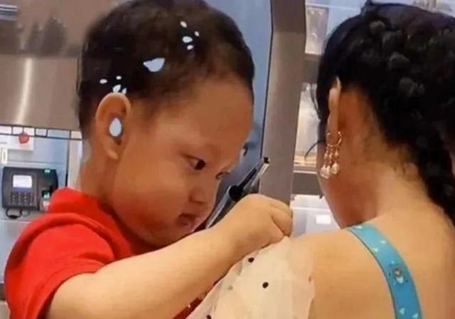 Bà mẹ ăn mặc hớ hênh khi đi mua đồ uống, hành động của con trai khiến ai cũng xuýt xoa khen ngợi-3