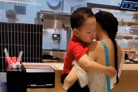 Bà mẹ ăn mặc hớ hênh khi đi mua đồ uống, hành động của con trai khiến ai cũng xuýt xoa khen ngợi