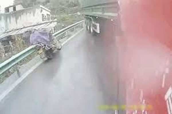 Cố vượt barie chắn tàu, nam thanh niên nhận ngay cái kết muối mặt-1