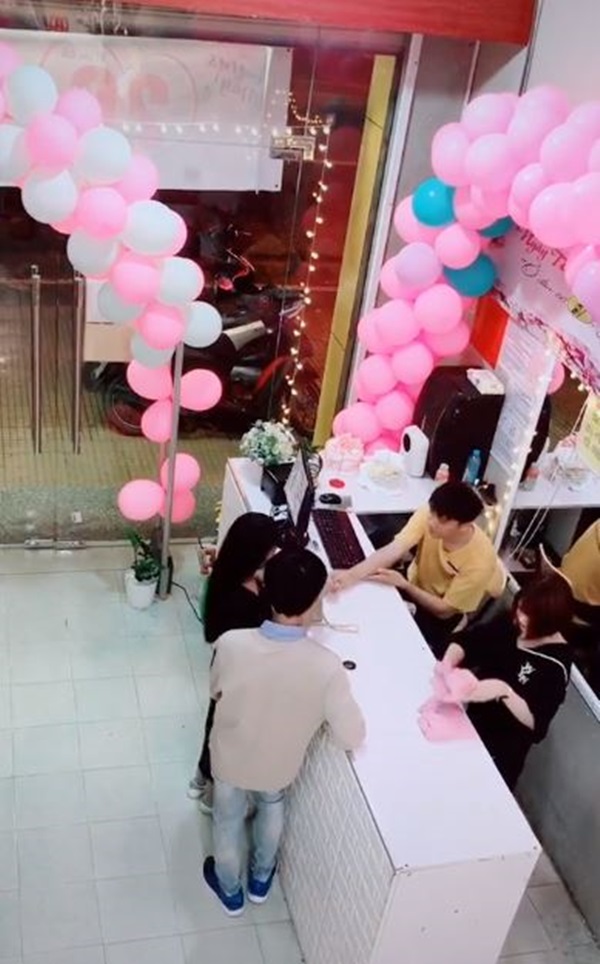 Clip đôi trẻ đi mua đồ cũng ngọt ngào đến phát hờn: Cô gái kiên quyết tự trả, chàng trai âm thầm bù tiền cho chủ shop-1