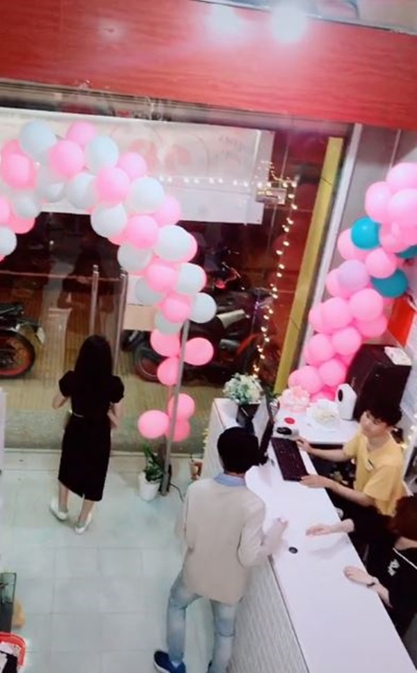 Clip đôi trẻ đi mua đồ cũng ngọt ngào đến phát hờn: Cô gái kiên quyết tự trả, chàng trai âm thầm bù tiền cho chủ shop-2