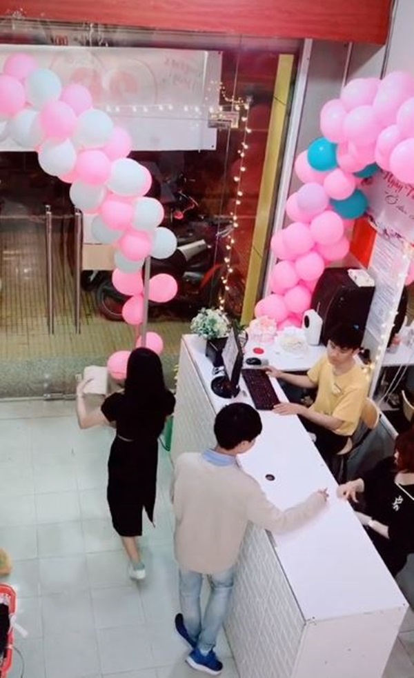 Clip đôi trẻ đi mua đồ cũng ngọt ngào đến phát hờn: Cô gái kiên quyết tự trả, chàng trai âm thầm bù tiền cho chủ shop-3