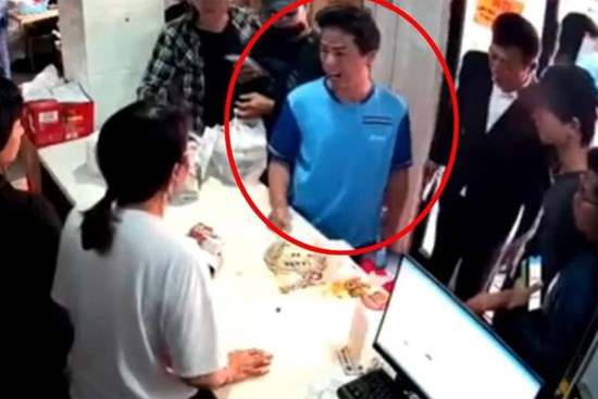 Nhân viên giao hàng bị đánh vì phàn nàn khi phải đợi quá lâu