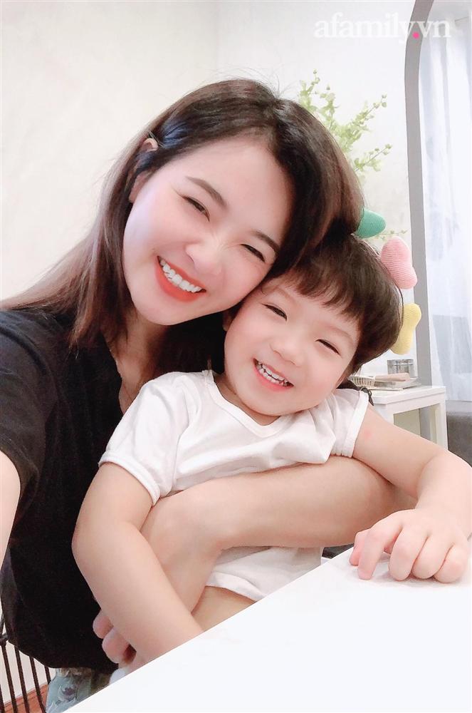Hot girl dân tộc từng gây bão mạng giờ đã làm mẹ, nhan sắc hiện tại trông thế nào mà dắt con ra đường nhiều người nhầm lẫn?-8