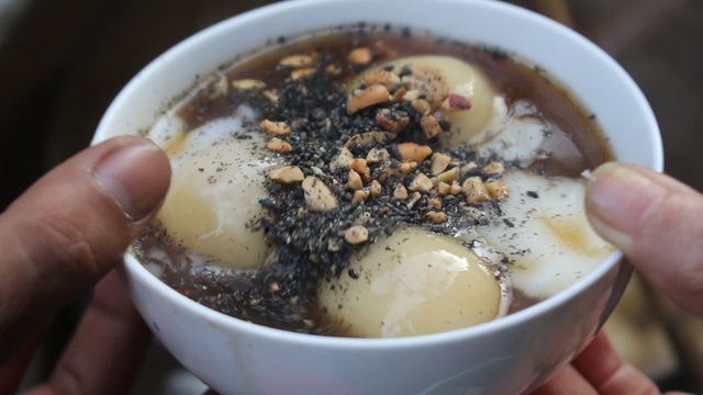 Quán bánh trôi tàu không biển hiệu, 3 tiếng bán vèo gần 1000 viên bánh-4