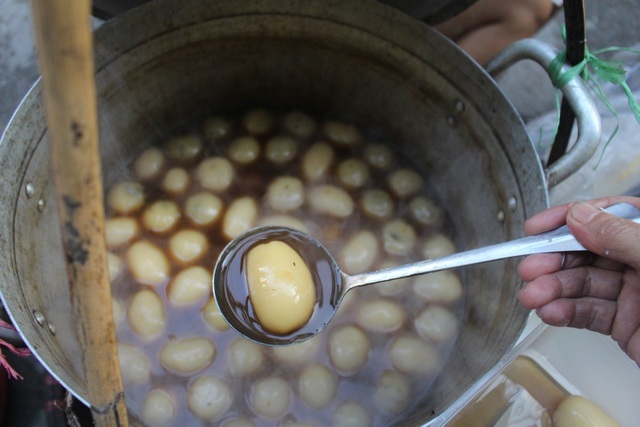 Quán bánh trôi tàu không biển hiệu, 3 tiếng bán vèo gần 1000 viên bánh-6