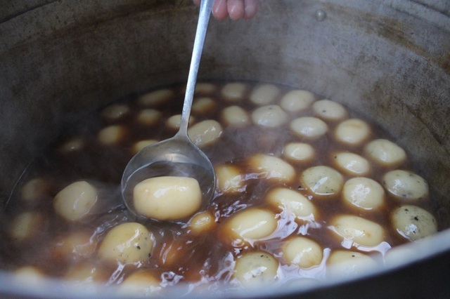 Quán bánh trôi tàu không biển hiệu, 3 tiếng bán vèo gần 1000 viên bánh-9