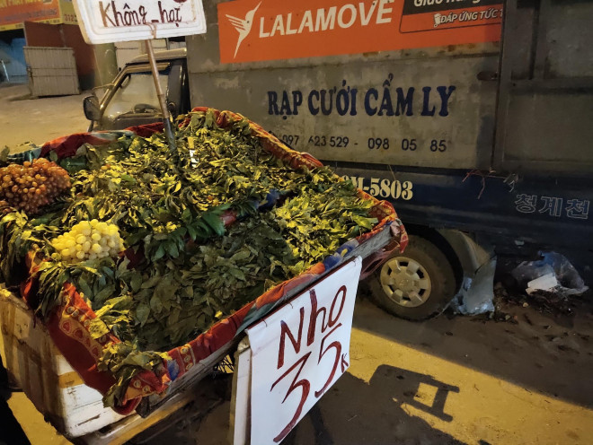 Trái cây Việt giá rẻ chưa từng có tràn lan khắp vỉa hè Hà Nội-1