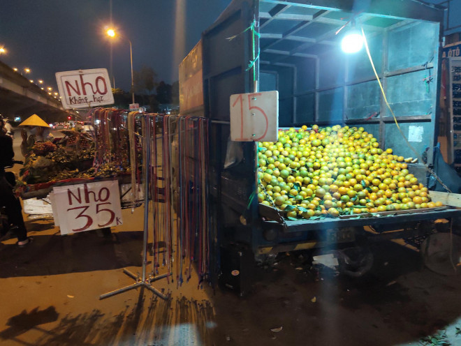 Trái cây Việt giá rẻ chưa từng có tràn lan khắp vỉa hè Hà Nội-3