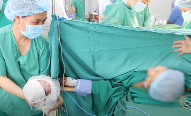 Mắc ung thư vòm họng vẫn cố sống từng ngày nuôi thai nhi, người mẹ vỡ òa hạnh phúc khi bé trai nặng 2,3kg ra đời-1