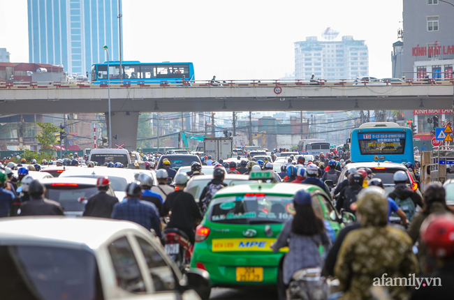 Con đường đau khổ Trường Chinh trở lại ác mộng tắc nghẽn kinh hoàng chỉ sau 2 ngày thông xe, đi 3km vẫn mất hàng tiếng đồng hồ!-9