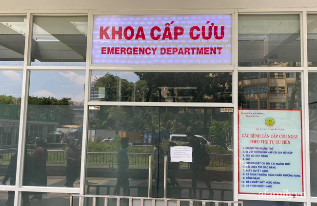 Bé trai 13 tuổi rơi từ tầng 3 trường học xuống đất nguy kịch, nghi tự tử vì buồn chuyện gia đình-2