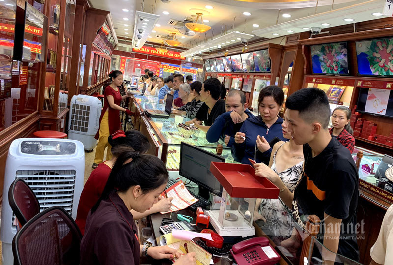 Giá vàng hôm nay 11/11: Giảm nhanh, đua nhau đi bán-1