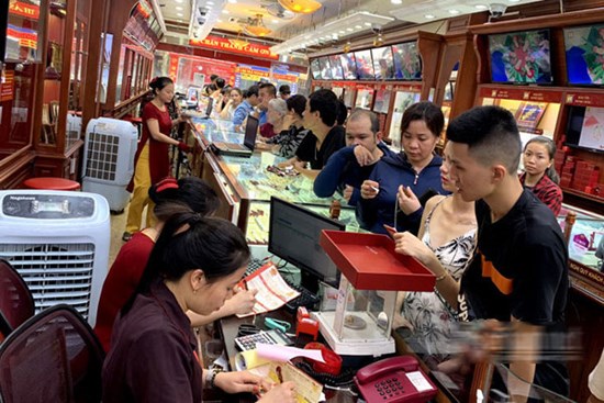 Giá vàng hôm nay 11/11: Giảm nhanh, đua nhau đi bán