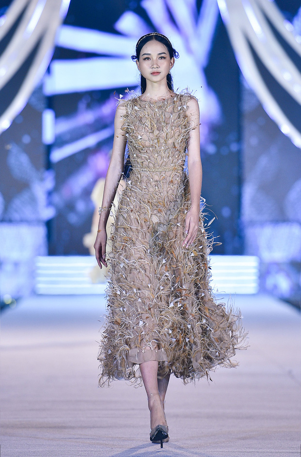 Bùng nổ đêm thi thời trang HHVN 2020: Kỳ Duyên - Tiểu Vy chặt chém khét lẹt, Doãn Hải My nổi bật giữa dàn thí sinh-11
