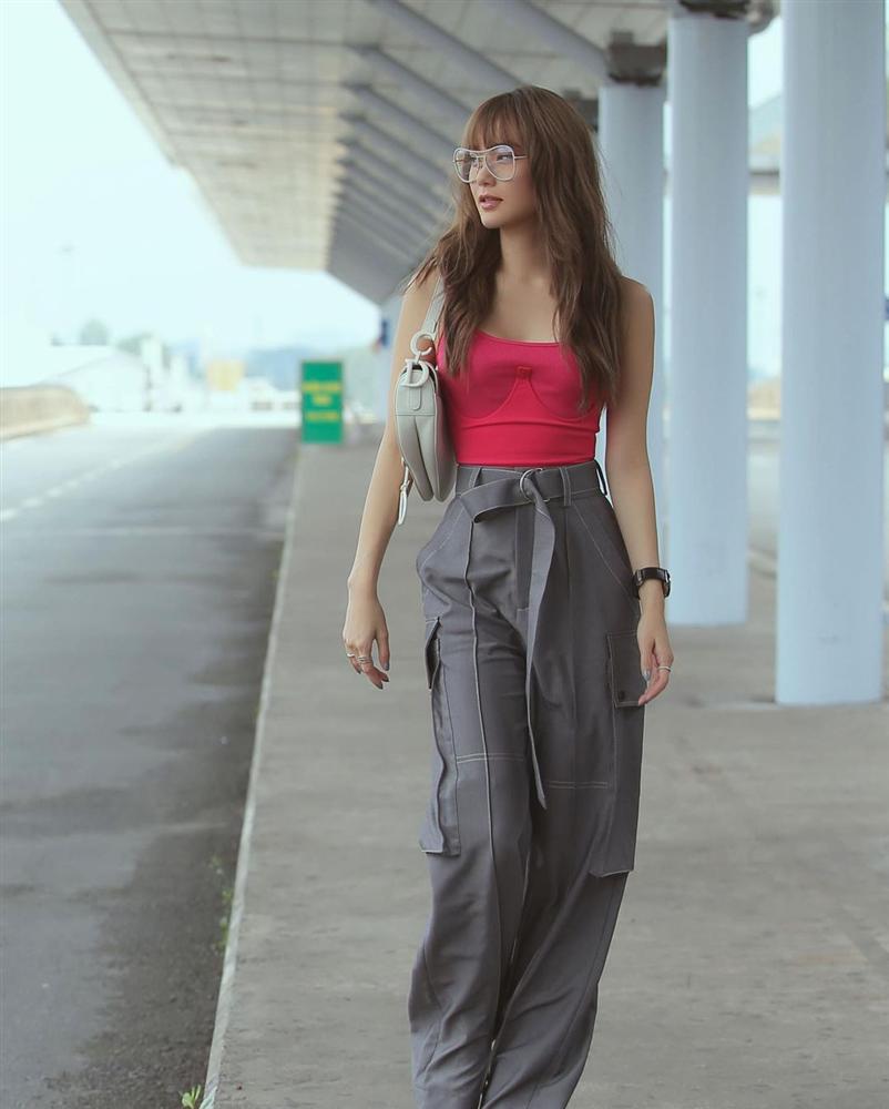 Ngọc Trinh diện crop top cài đúng 1 chiếc khuy, 3 mỹ nhân khoe dáng với bikini cực gắt-5