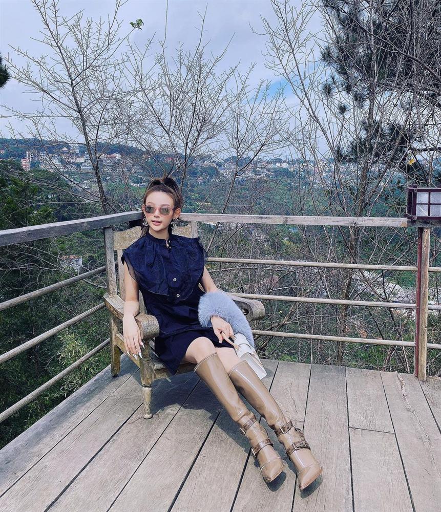 Ngọc Trinh diện crop top cài đúng 1 chiếc khuy, 3 mỹ nhân khoe dáng với bikini cực gắt-8