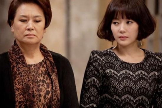 Thấy chị dâu đang bóp chặt tuýp kem đánh răng trong nhà vệ sinh, tôi định vào xem có chuyện gì thì chết đứng bởi lời nói sau lưng của mẹ chồng