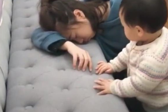 Bố và mẹ giả vờ ngất để thử lòng con, phản ứng của đứa bé khiến mẹ như bị xát muối vào tim-2