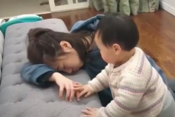 Bố và mẹ giả vờ ngất để thử lòng con, phản ứng của đứa bé khiến mẹ như bị xát muối vào tim-3