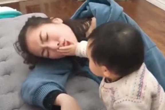 Bố và mẹ giả vờ ngất để thử lòng con, phản ứng của đứa bé khiến mẹ như bị xát muối vào tim-4
