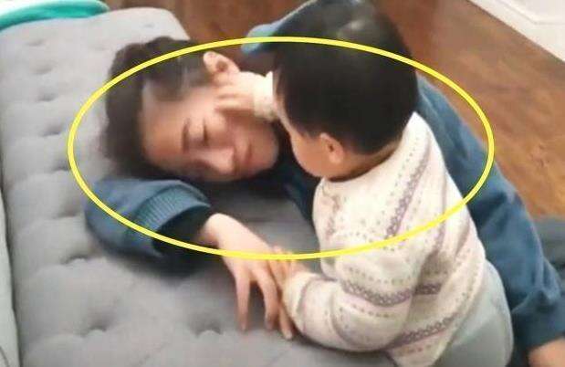 Bố và mẹ giả vờ ngất để thử lòng con, phản ứng của đứa bé khiến mẹ như bị xát muối vào tim-5