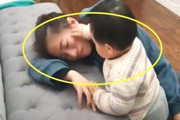 Sợ con quấy khóc làm phiền hành khách đi máy bay, mẹ có cách dỗ ngọt đặc biệt được dân mạng tán dương hết lời-4